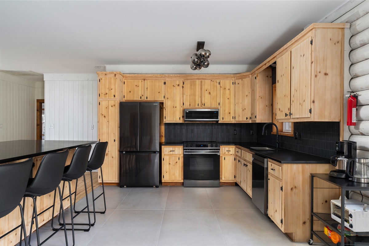 Gourmet Kitchen: Whip up culinary delights in this stylish, fully equipped kitchen!