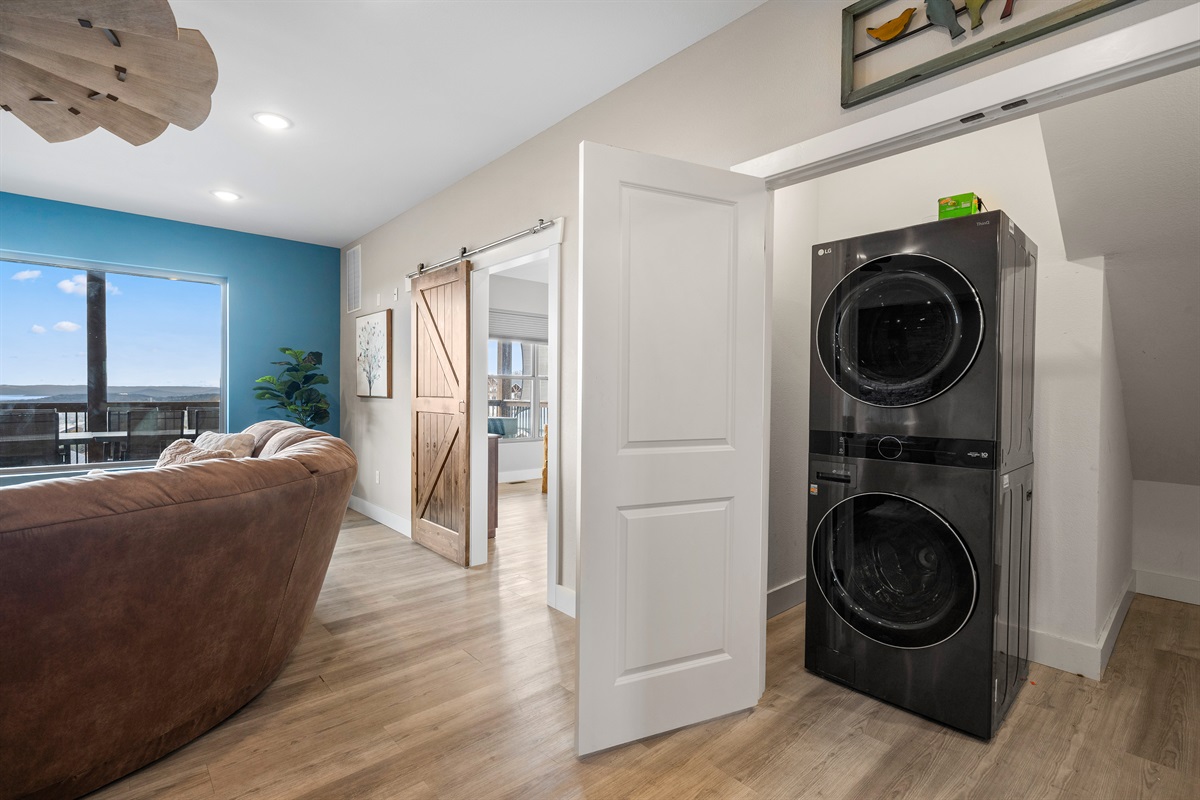 🧺 In-unit washer & dryer for easy laundry during your stay—conveniently located just steps from the living area.