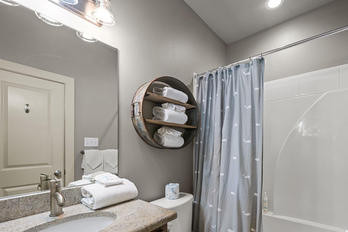 Full en-suite bathroom 