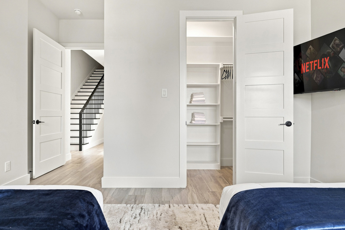 Stylish room with a view, modern decor, and TV for ultimate relaxation!