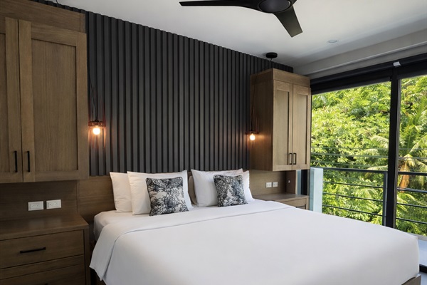 Guest Suite 4 - King Bed