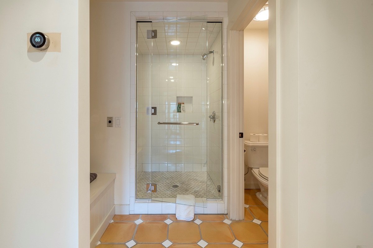 BR 1- En Suite Bath Steam Shower