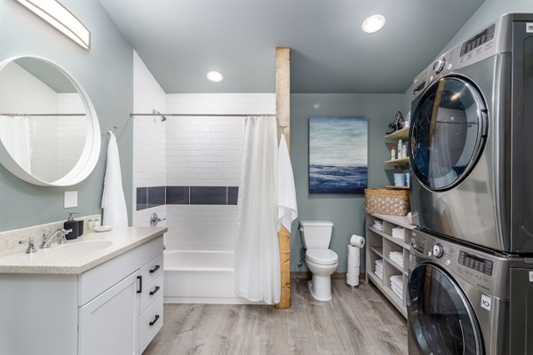 Large bathroom with shower/tub combo