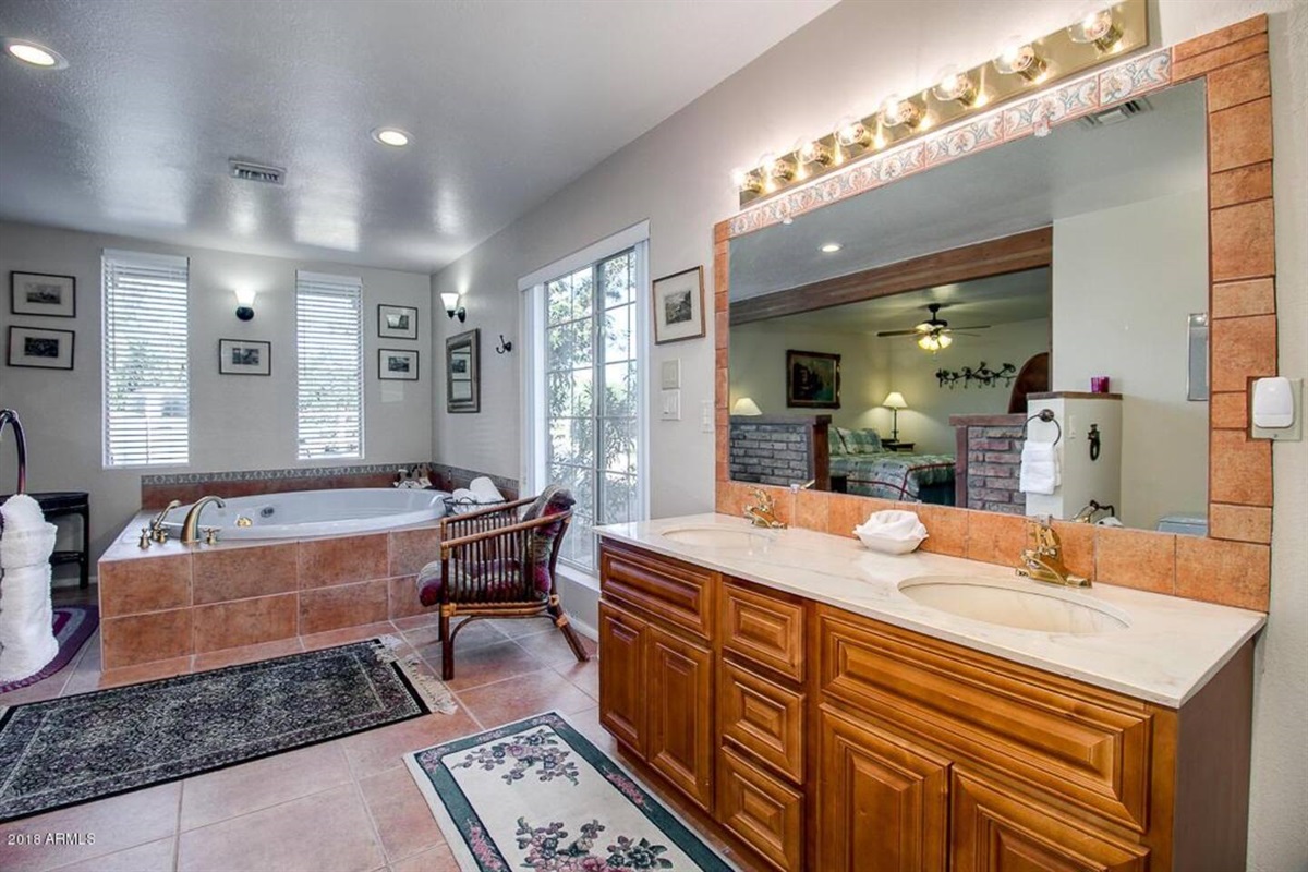 Master en suite with Jacuzzi soaking tub