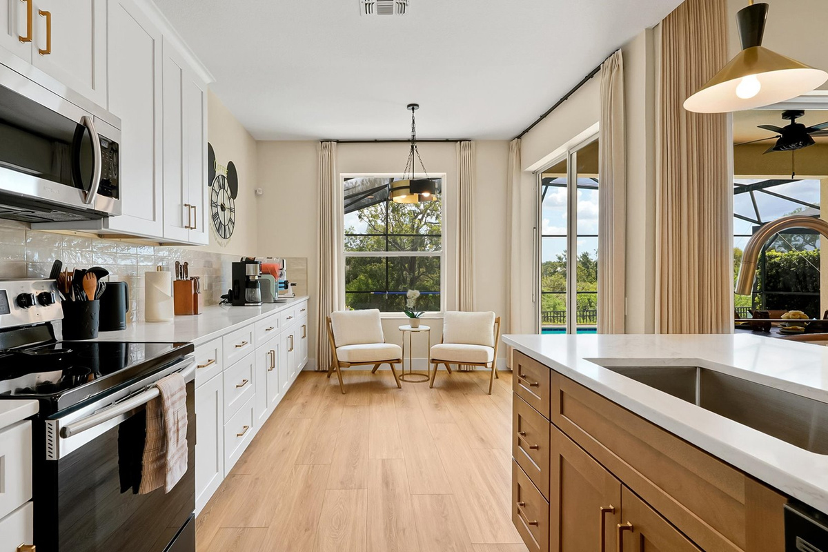 itchen: Fully renovated kitchen with abundant cabinetry, expansive counters, modern appliances and a large island.