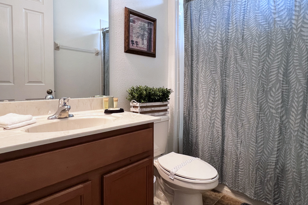Queen Ensuite Bathroom