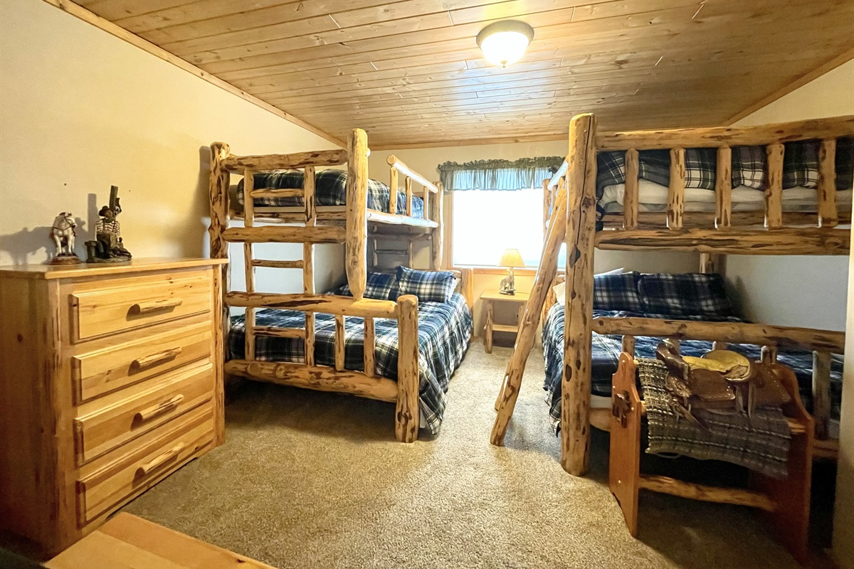 Bunks 3 Queens, 1 Twin