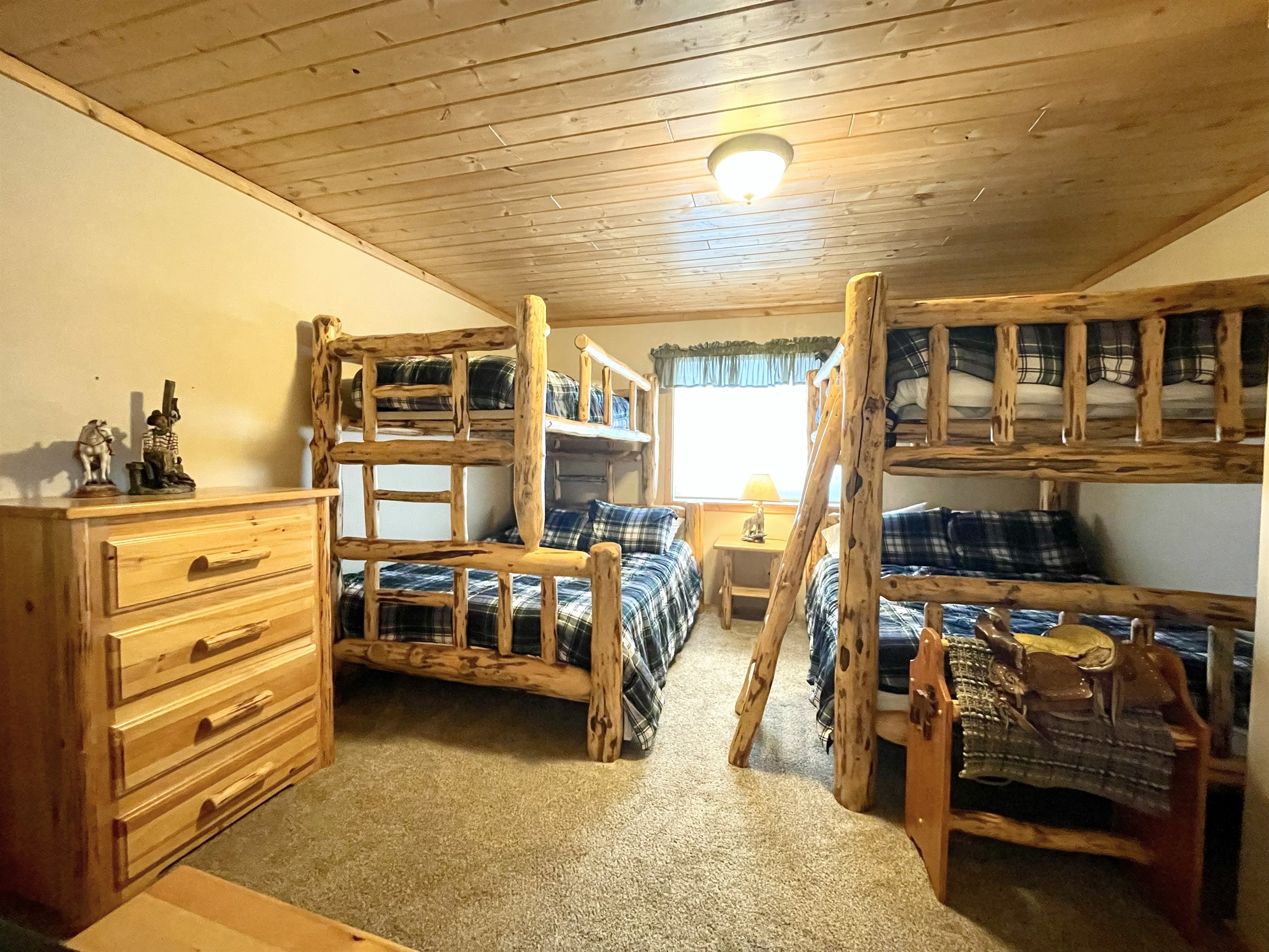 Bunks 3 Queens, 1 Twin