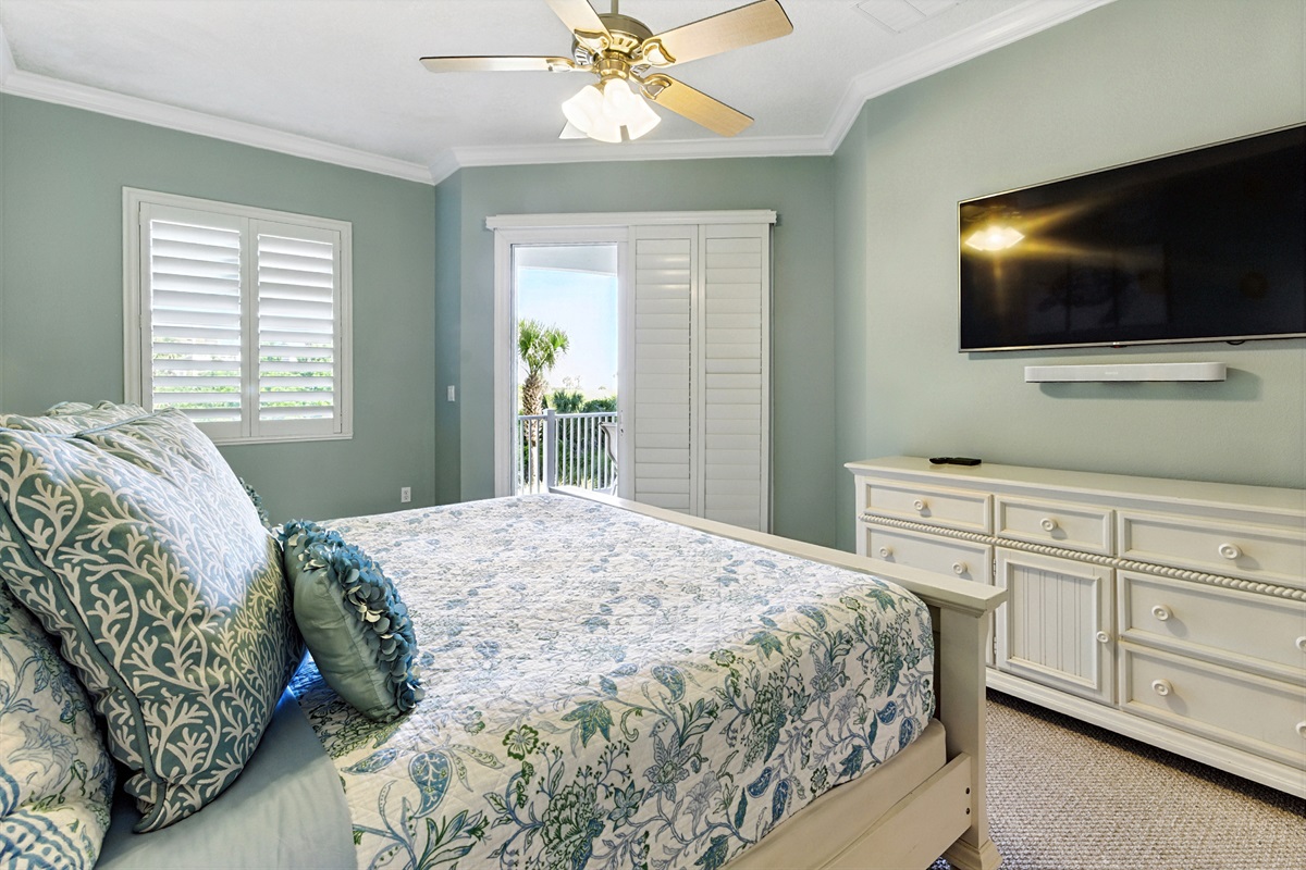 Wake up in this bright coastal king suite 🌊🛏️—soft ocean hues, comfy bedding, and a private balcony for that first cup of coffee with salty sea breezes. ☀️🌴
