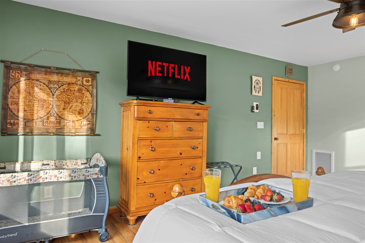 Master King Bedroom 1: Enjoy movie nights with Netflix in this charming, bright retreat!