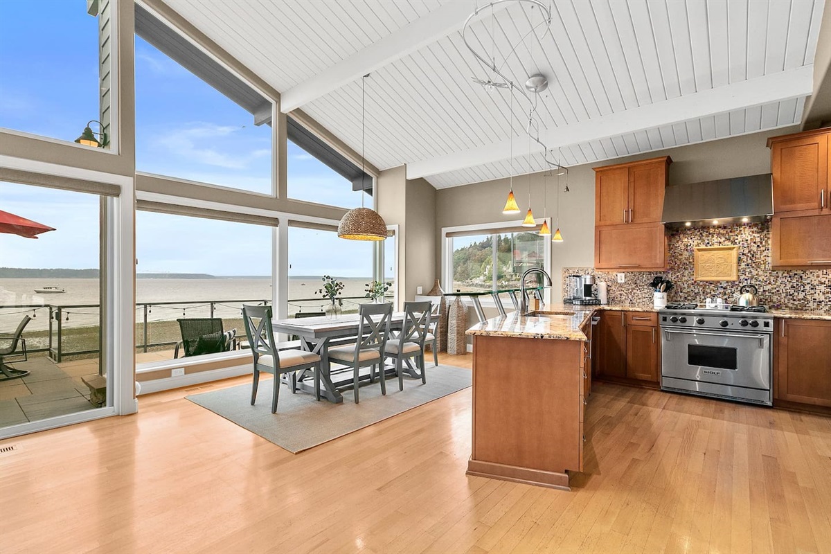 The kitchen has everything you need if you want to cook freshly caught seafood from Pike Place Market or serve takeout from one of the many local restaurants. 
