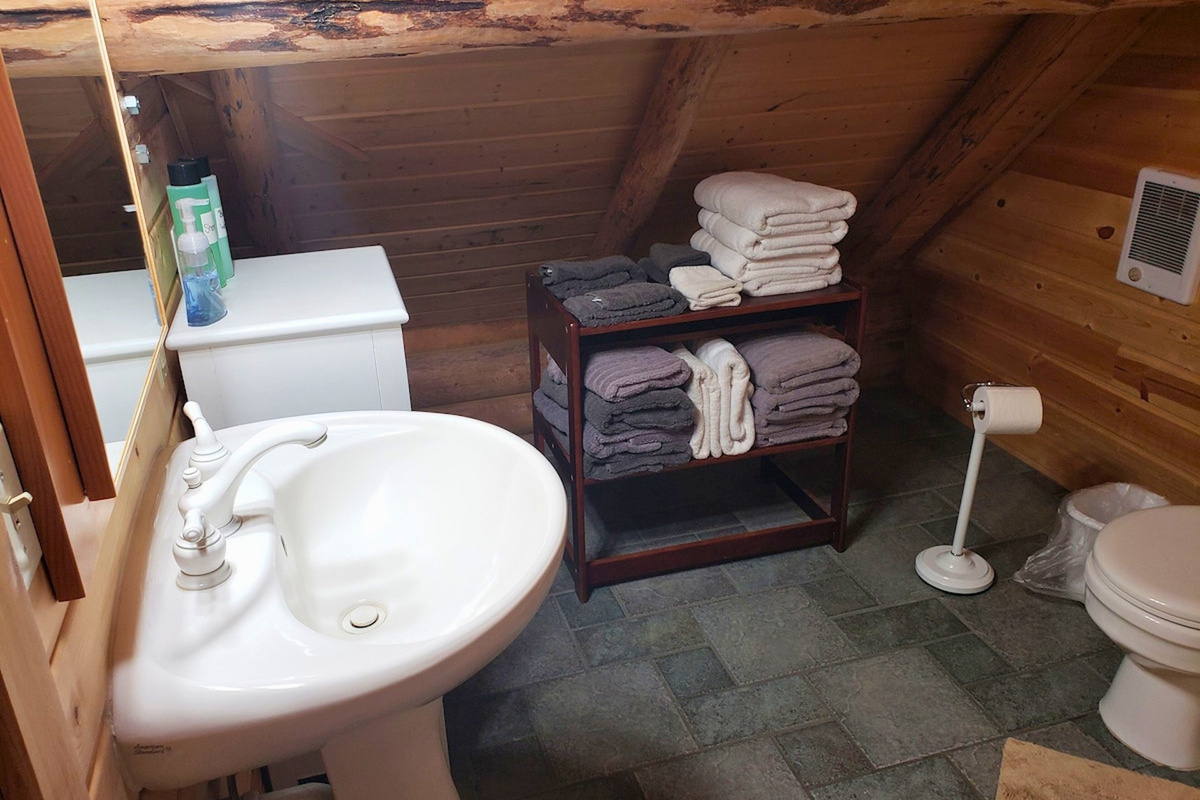 Upstairs bathroom with plenty of towels for all.