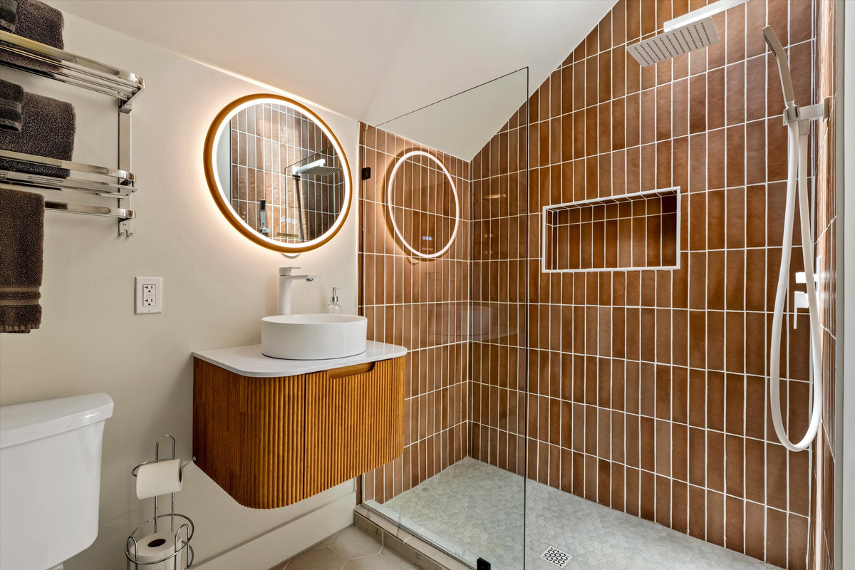 Rainfall shower, ceiling skylight and provided shampoo/conditioner/body wash