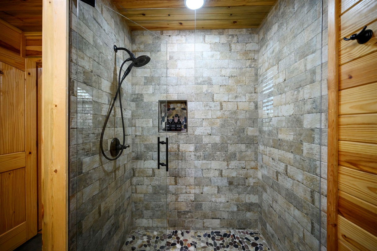 Full bathroom with walk-in tile shower 🚿