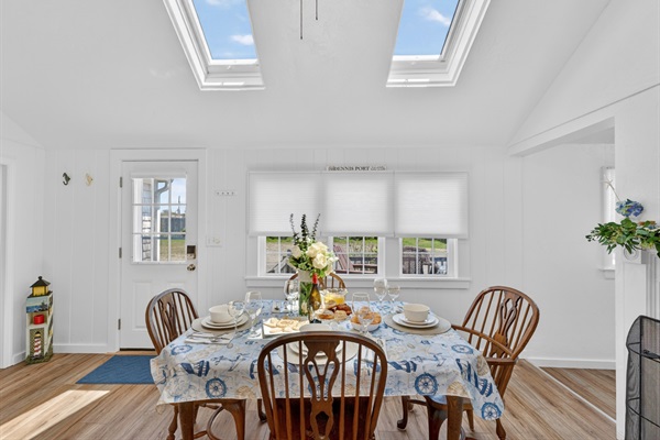 Comfortable dining area with seating for four, ideal for everyday meals and casual gatherings.