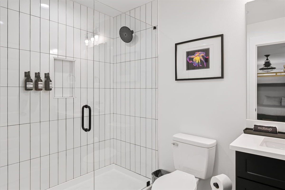 Queen Bunk Room: Bedroom 8: Private Bathroom (third floor)