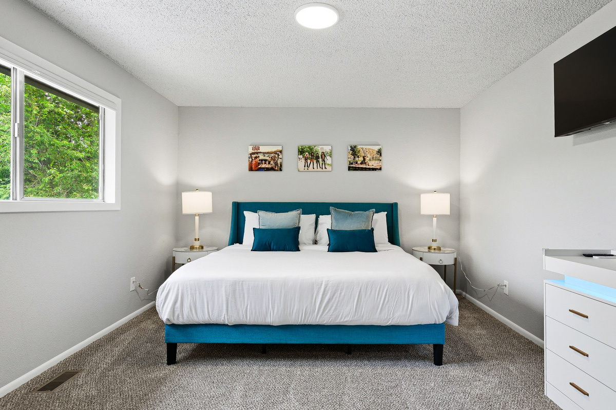 Teal bedroom - Kingsize bed (has en suite bathroom)