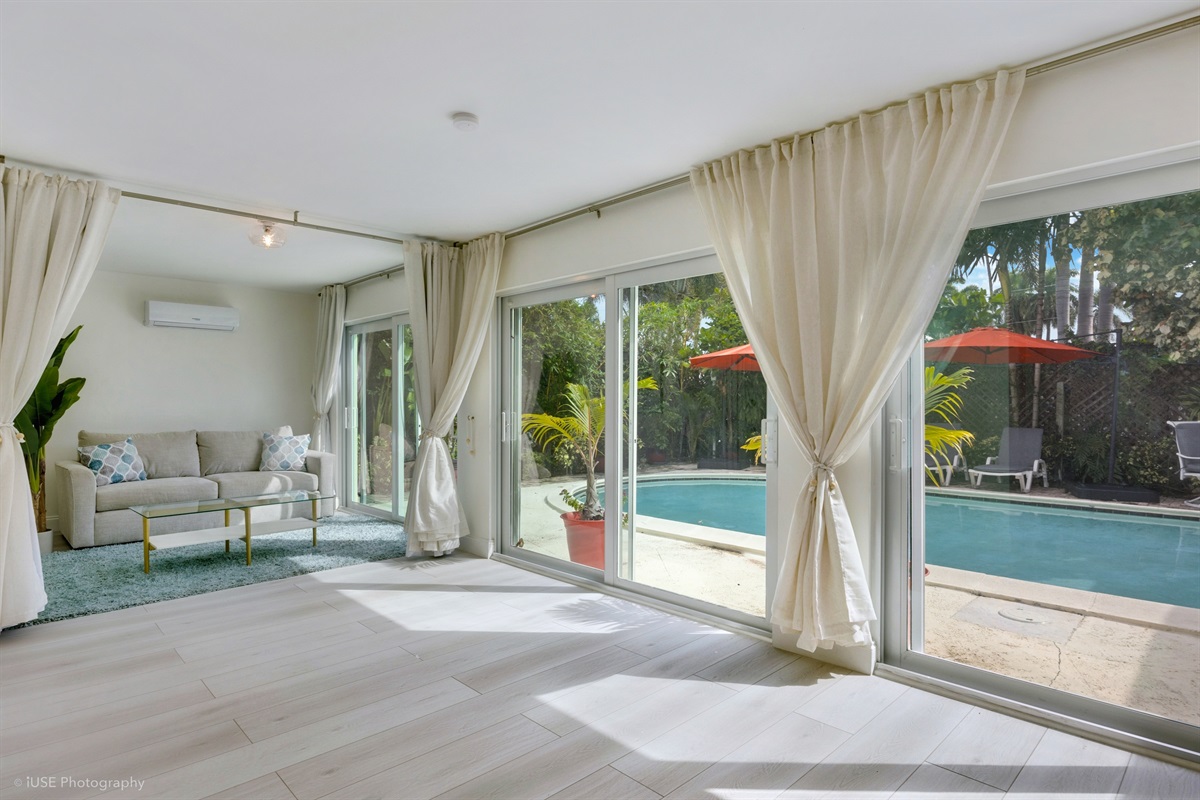 Florida Room w/Queen size Sleeper  Sofa