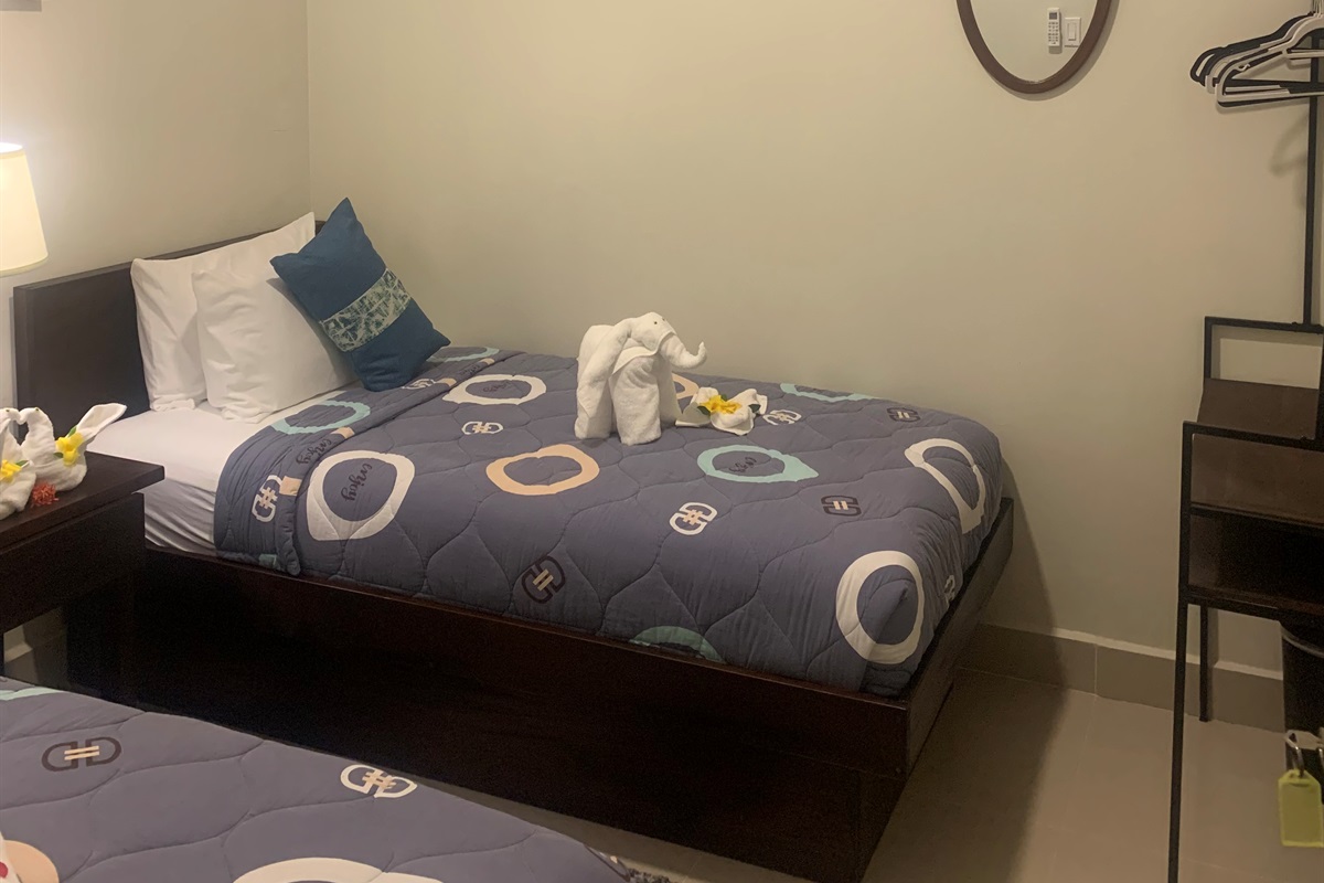 2nd BEDROOM (2-twin-beds)