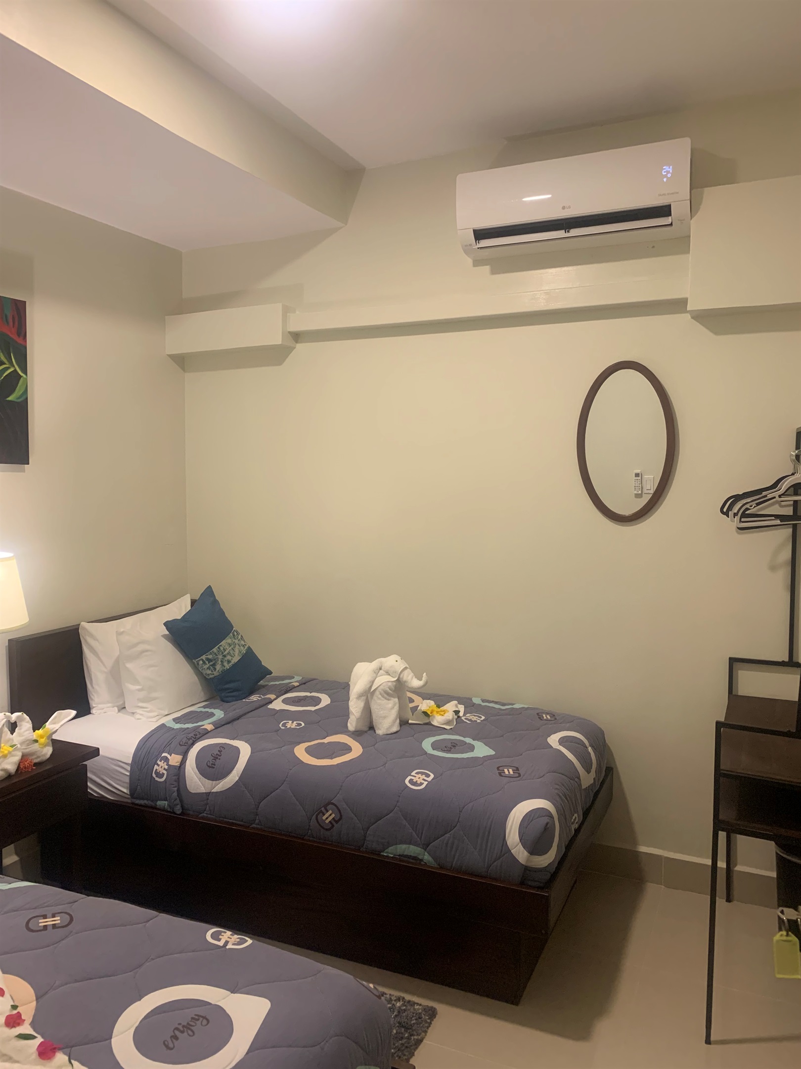 2nd BEDROOM (2-twin-beds)