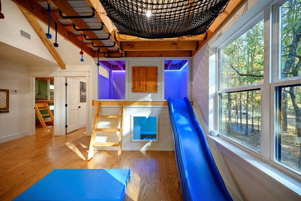 Ninja bars, a rope net, glowing play pods, and a slide—your little explorers will never want to leave. 😄🌟