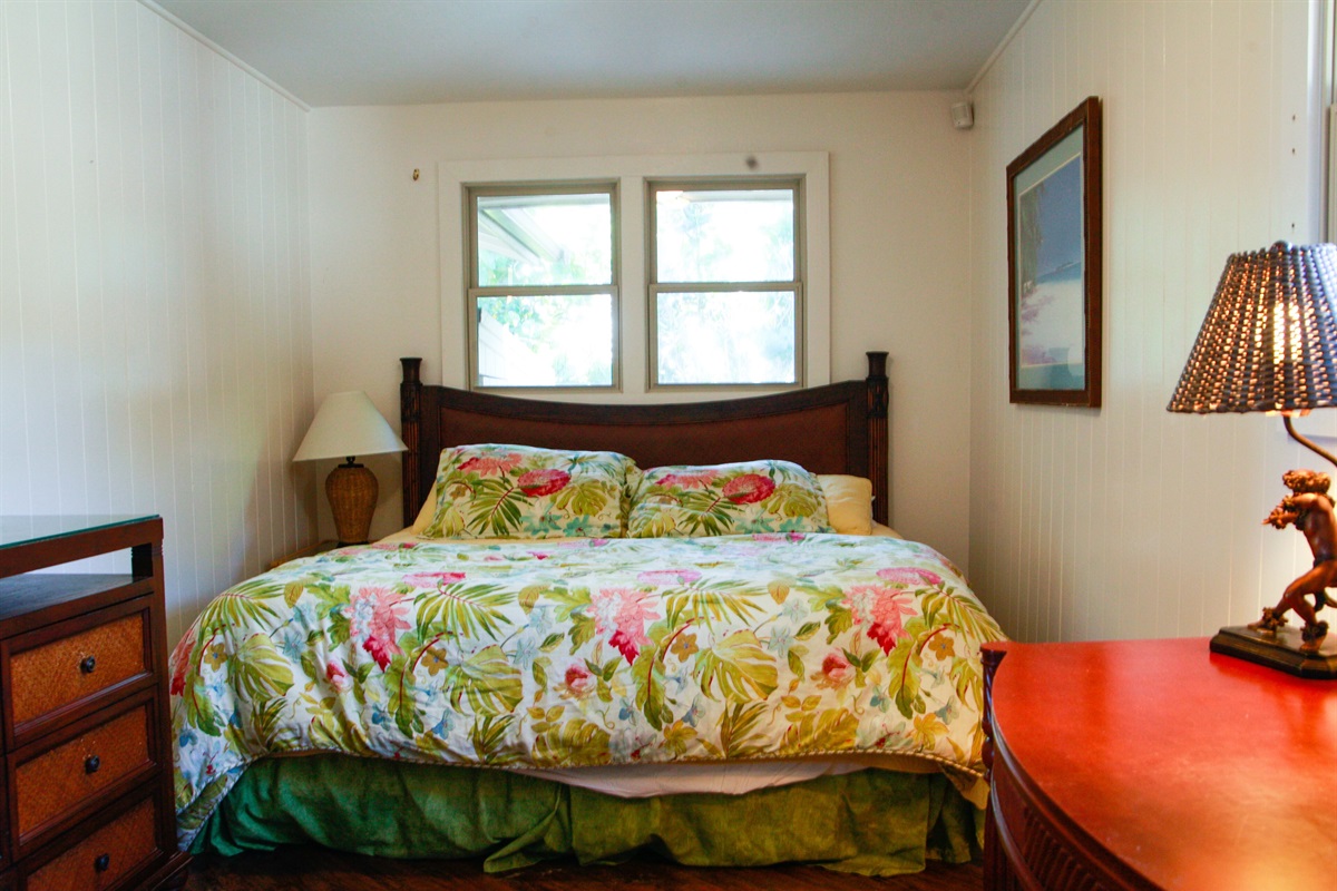 Bedroom 4 with queen bed