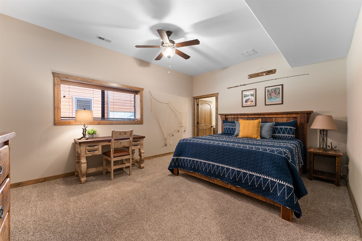King bed with En Suite and Desk