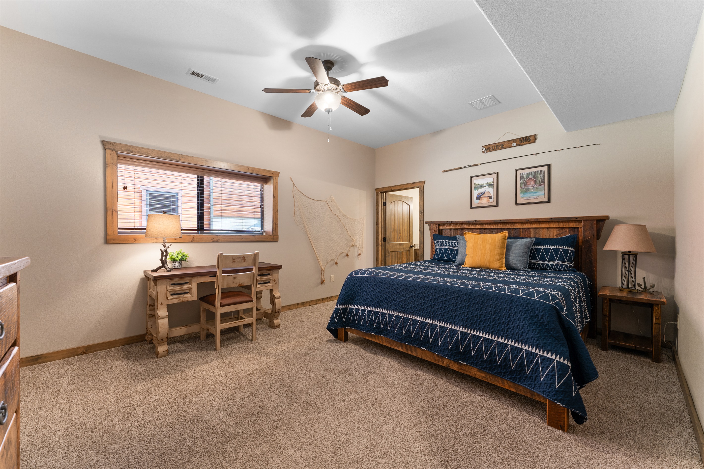 King bed with En Suite and Desk