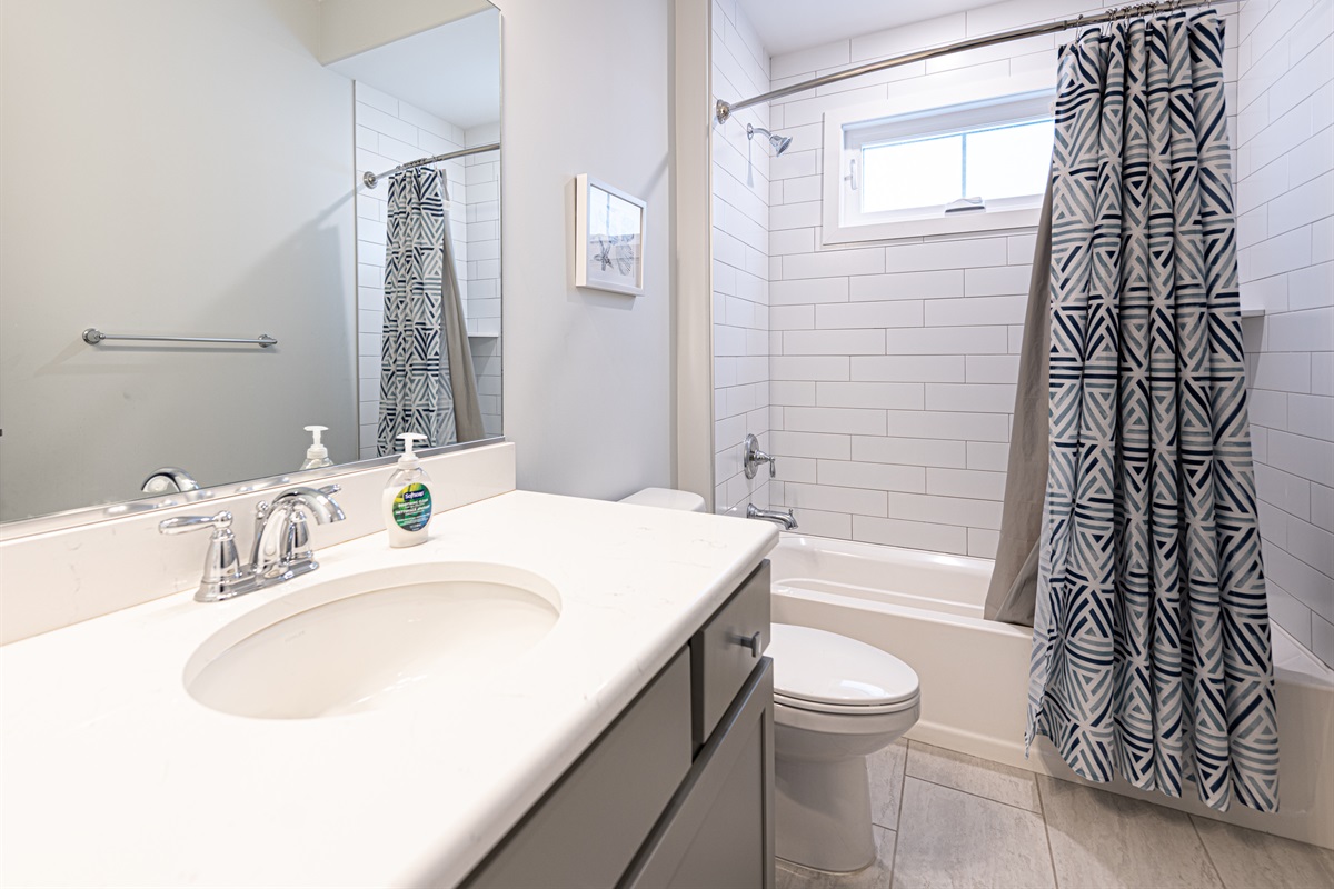 Hall bath w/ Shower/tub combo