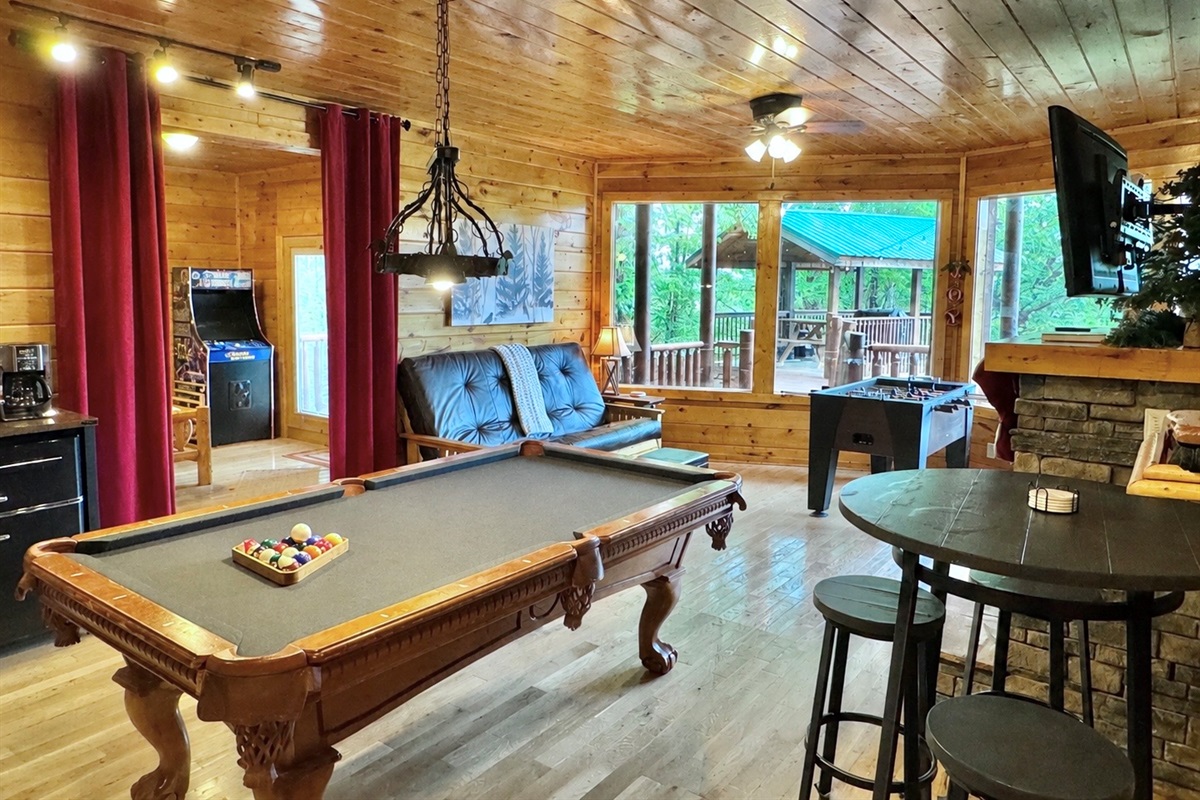 Pool table, foosball, two video arcades, TV, fireplace, mini fridge, coffeemaker and microwave!