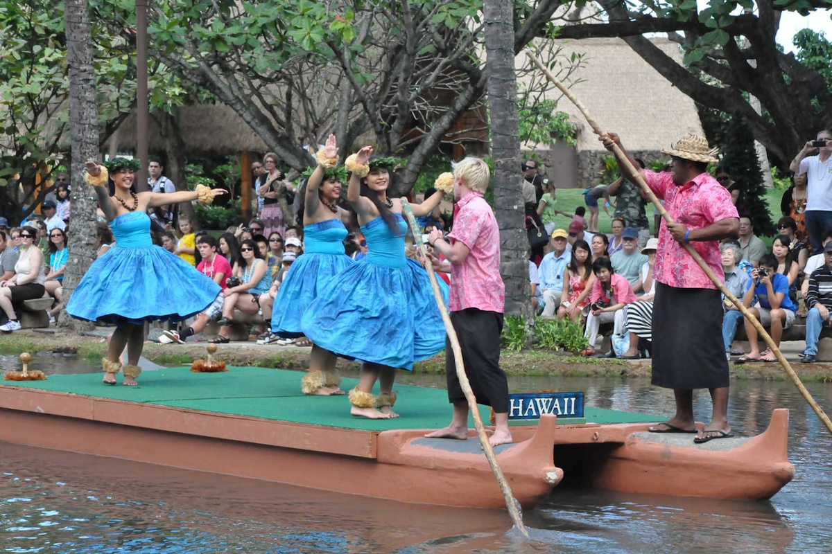 Hawaii-Daily Boat Parade at the Polynesian Cultural Center that is 5 mins from the home