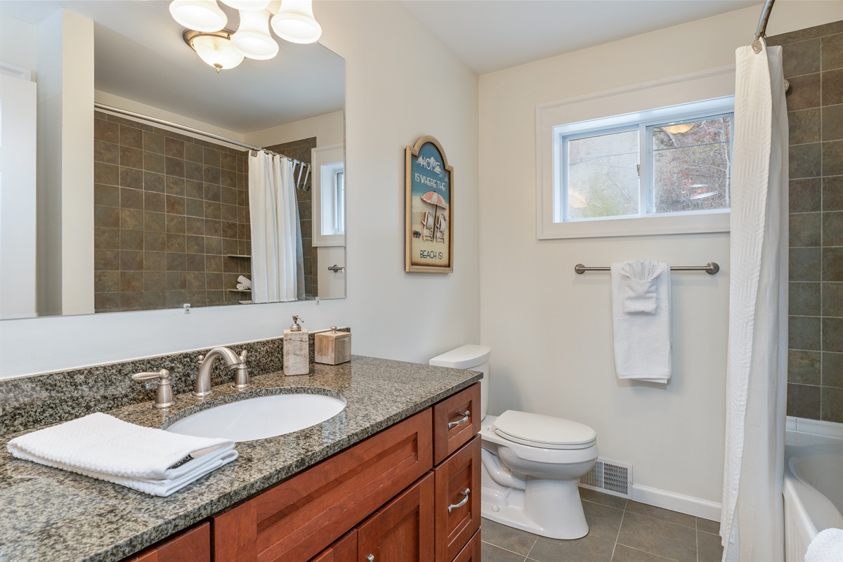 Upstairs full bathroom with jet tub