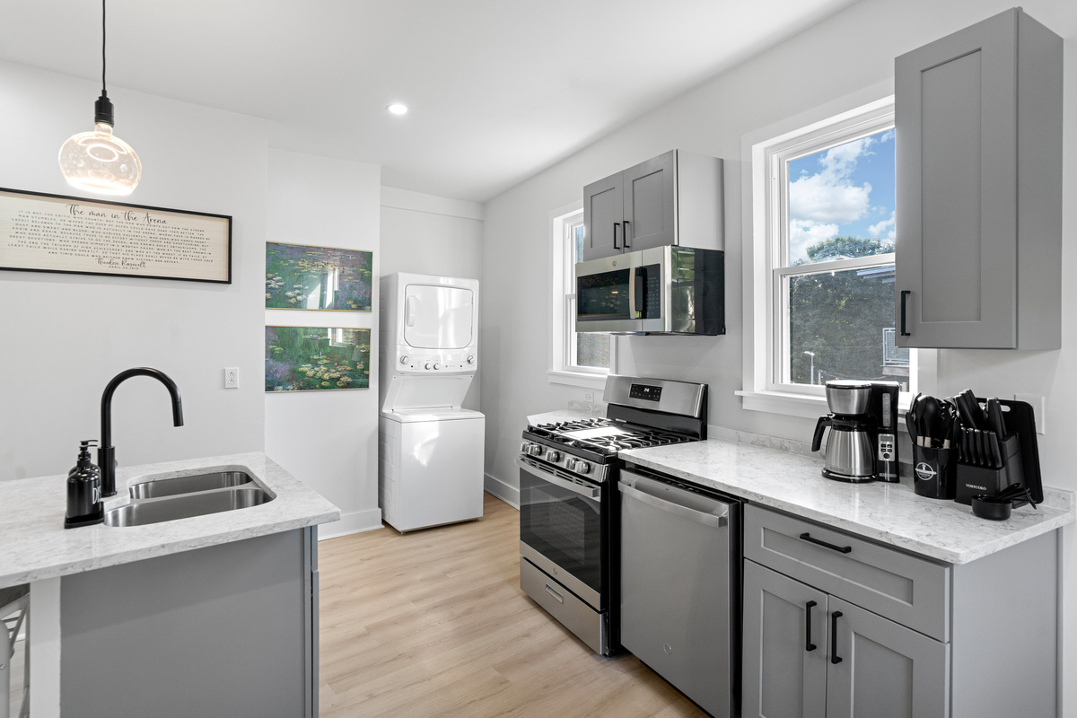 Equipped kitchen with dishwasher, washer, dryer, refrigerator, microwave, drip coffee machine, utensils