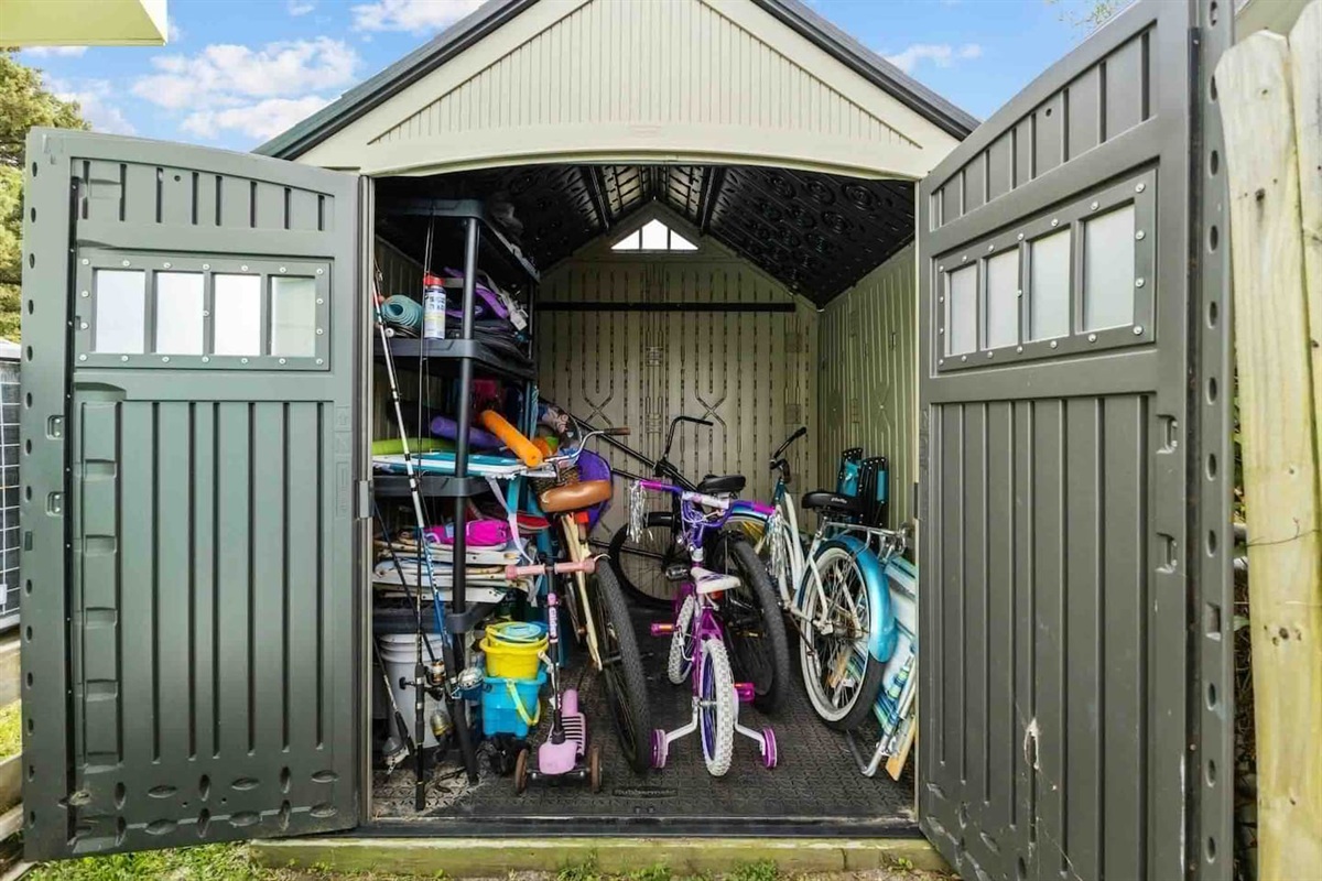 inside the amenities shed....bikes, beach toys, beach chairs, water toys, umbrella, cooler, beach bag, fishing gear all provided for your beach convenience! (Beach gear is subject to change.)