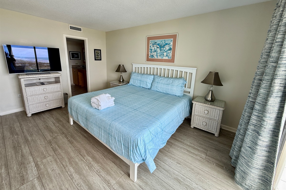 Master Bedroom w/En Suite Bath