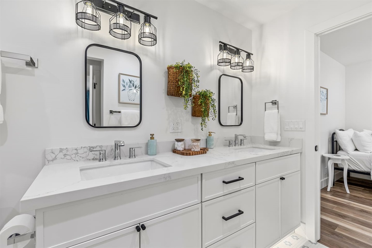 Shared Bath Bedrooms 5 & 6
