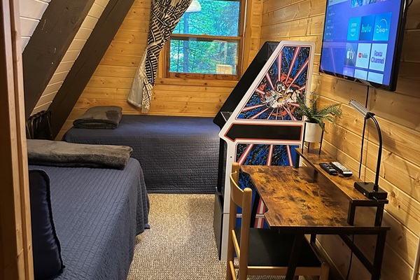 2nd Floor - 2 Twin Beds