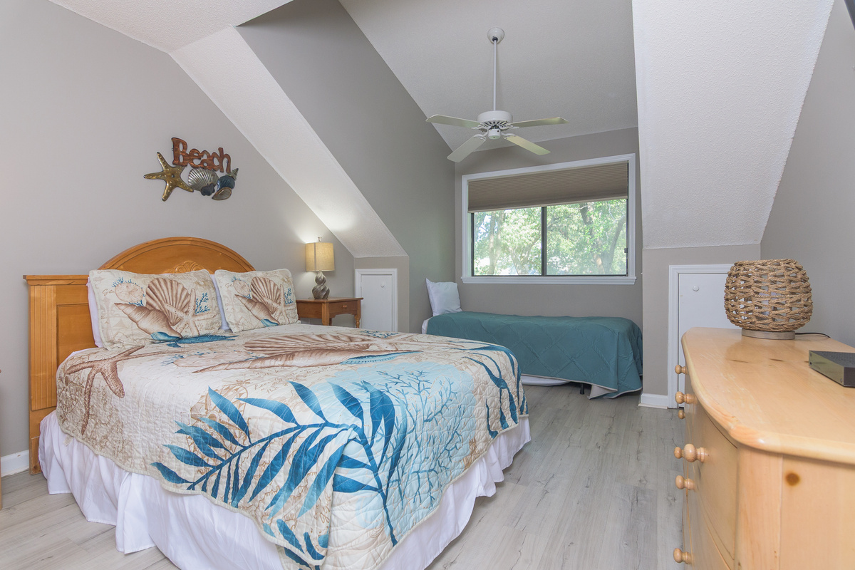 Queen and a twin bed in this lovely 2nd bedroom 