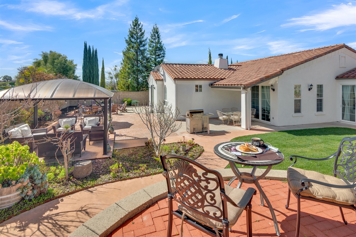 Spacious patio with fire pit, outdoor dining, and lounge seating for an unforgettable trip to Paso. 