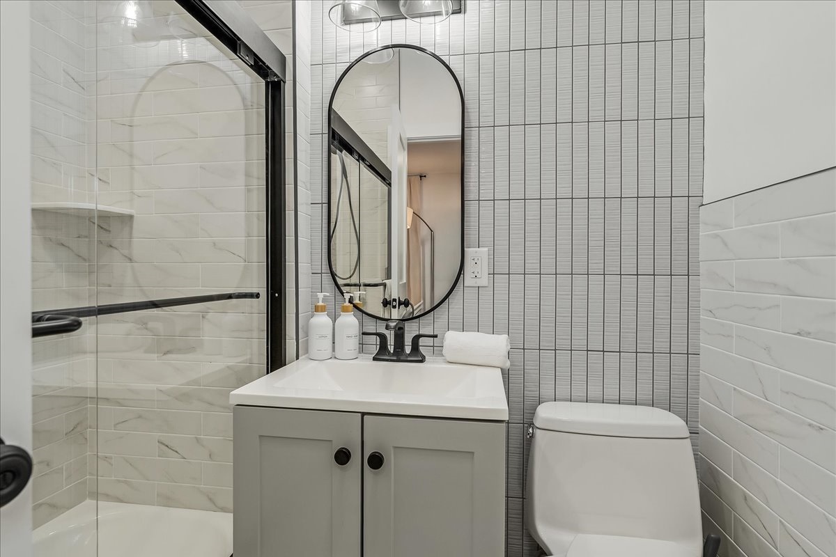 Clean, modern bathroom.