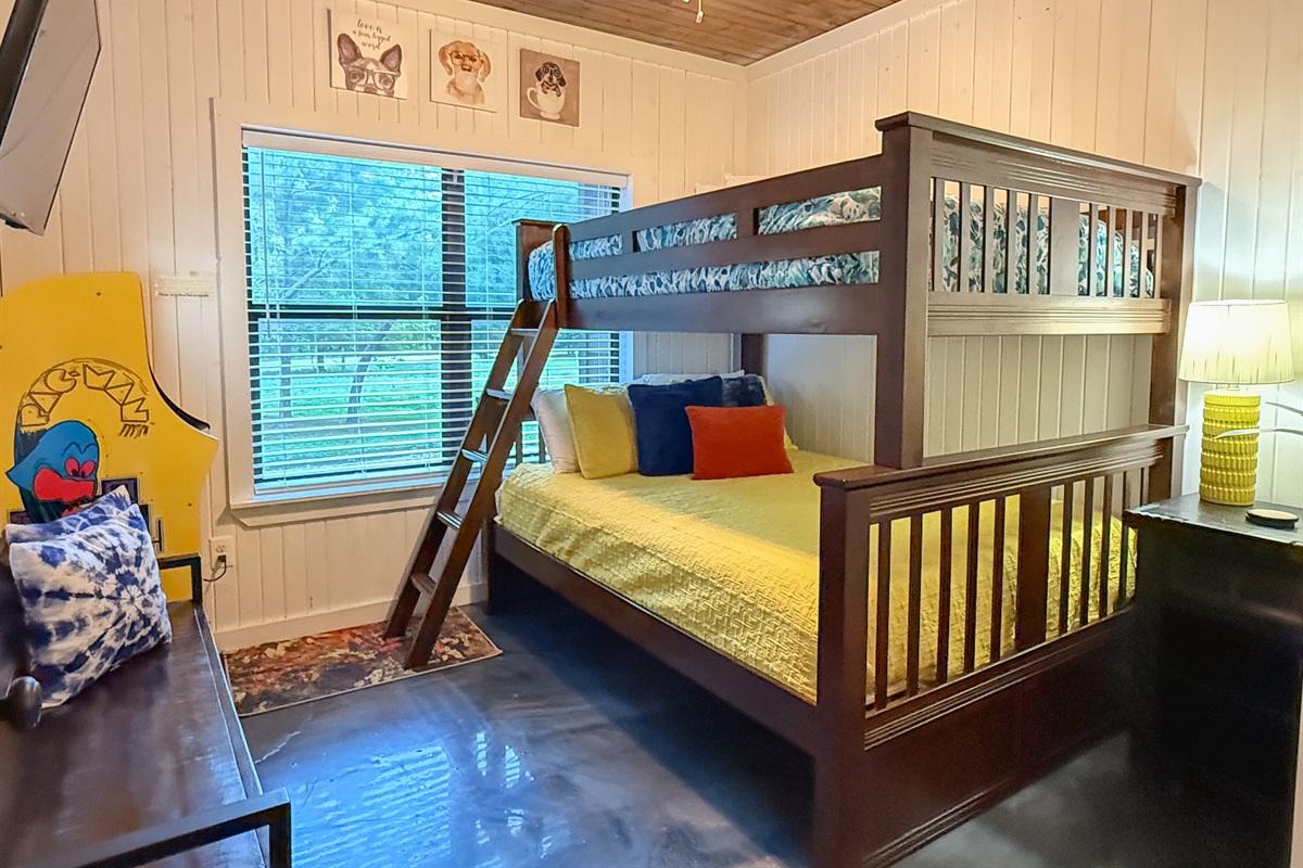 Fun for all ages! Twin-over-full bunk beds, a nostalgic arcade game, and bright d&eacute;cor make this the ultimate kid zone.