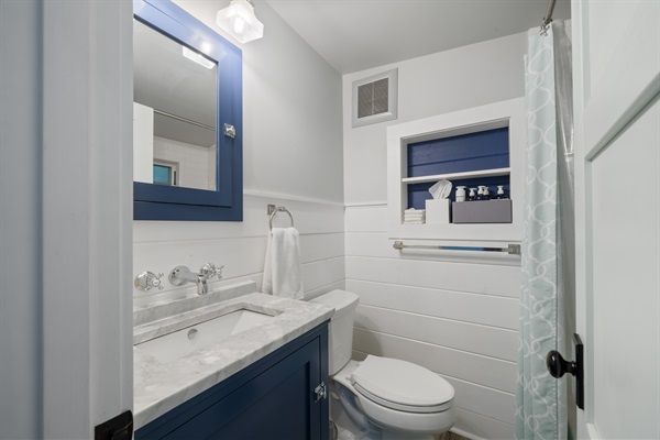 COTTAGE SIZE PRIMARY EN SUITE FULL BATH WITH SHOWER & TUB COMBO