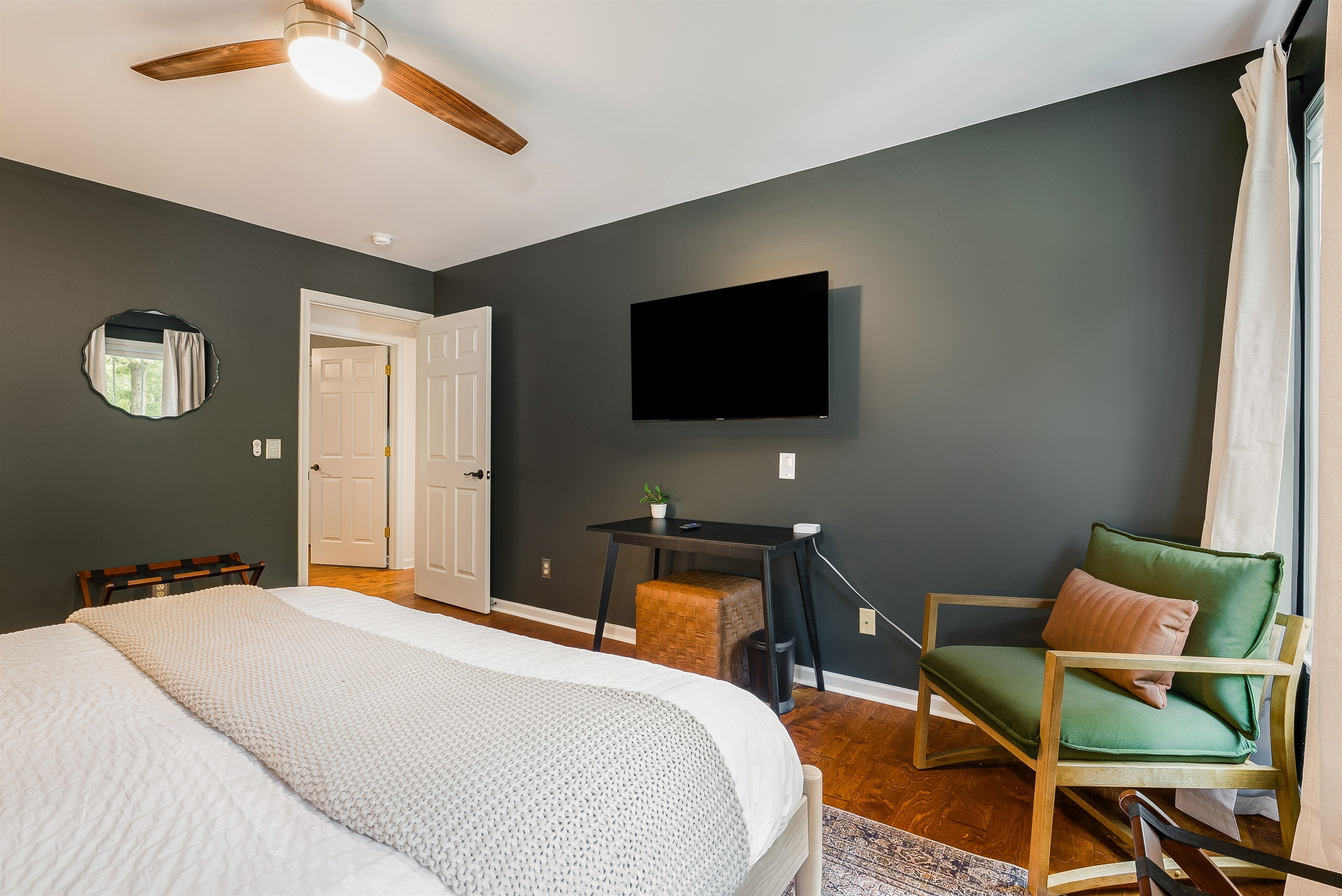 Relax in style – elegant king bedroom with modern touches