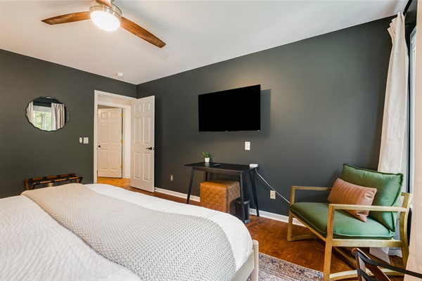 Relax in style – elegant king bedroom with modern touches