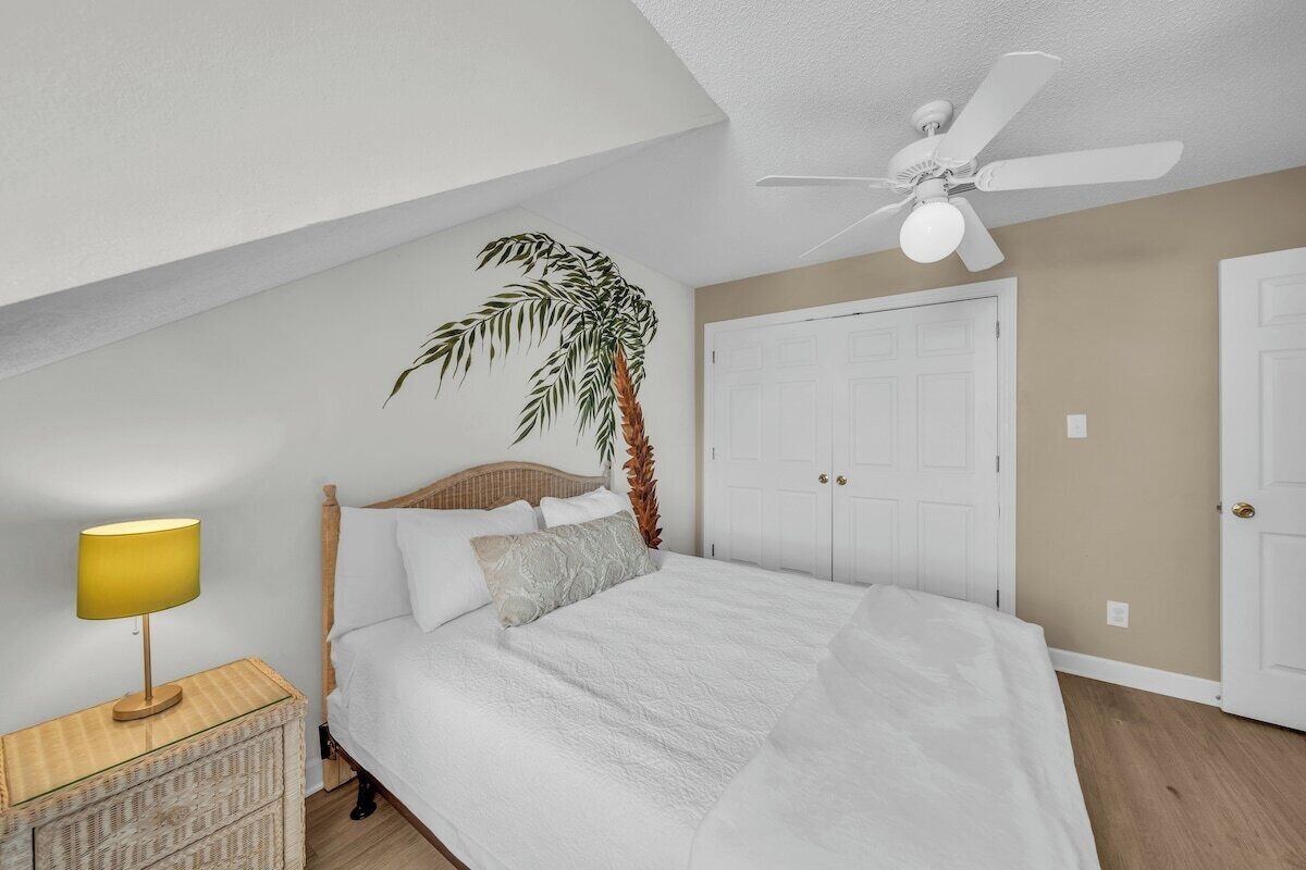 Upstairs queen bedroom, tv, desk