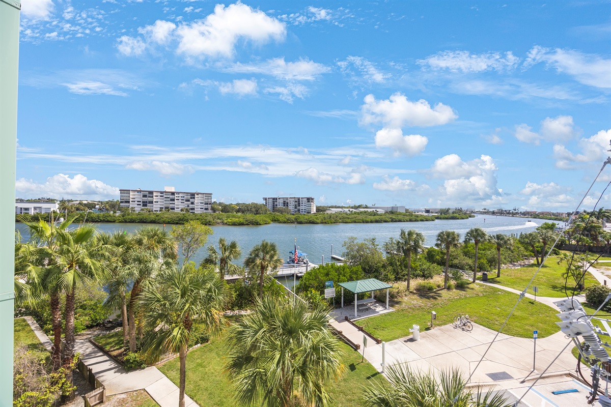 Lovely 4th Floor Views of Intracoastal