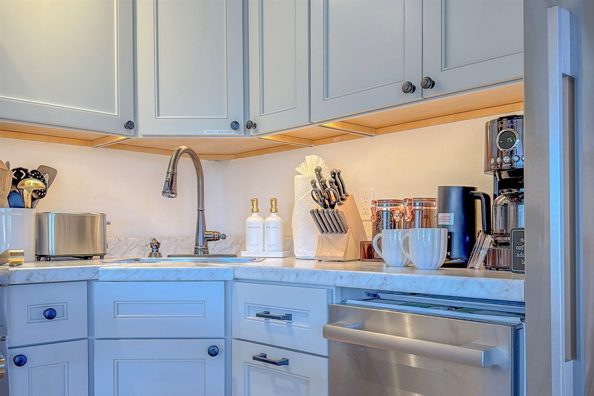 …ninja blender, wine cooler, toaster, coffee station…