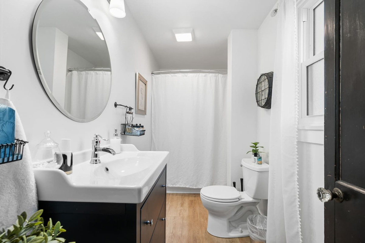 Main-floor full bathroom with a combination tub and shower and modern finishes.