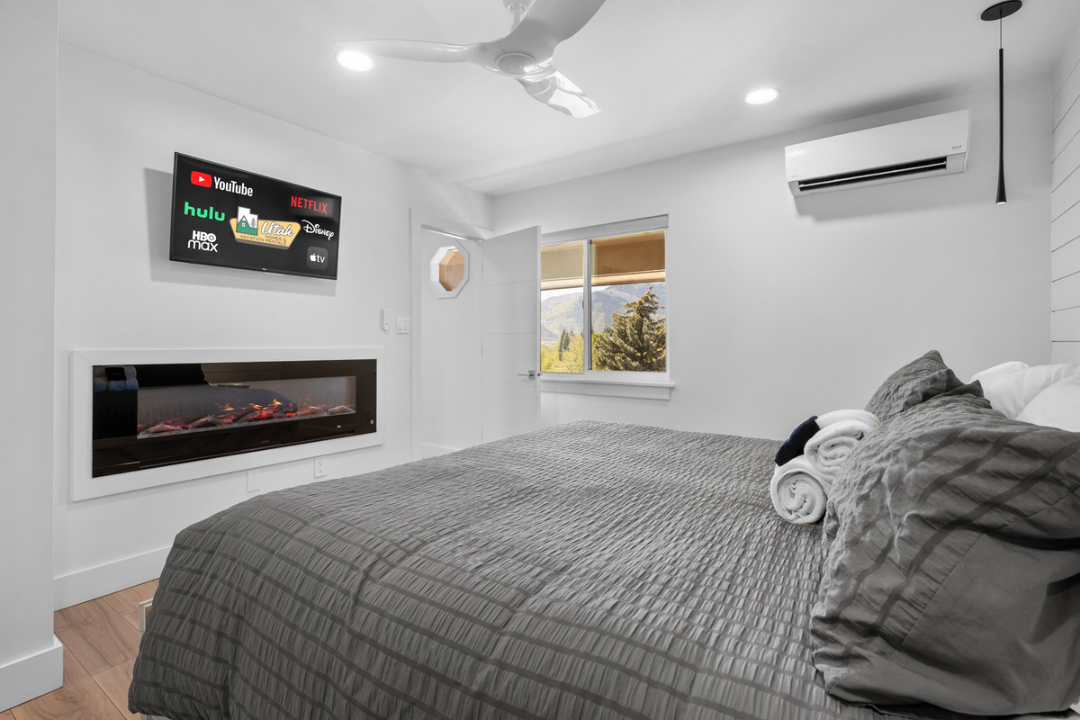 Primary suite with King bed, fireplace, Smart TV, and ensuite bathroom.