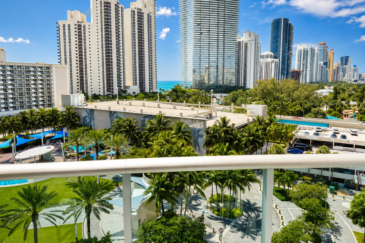 Balcony view to Heritage Park and beautiful Sunny isles beach
